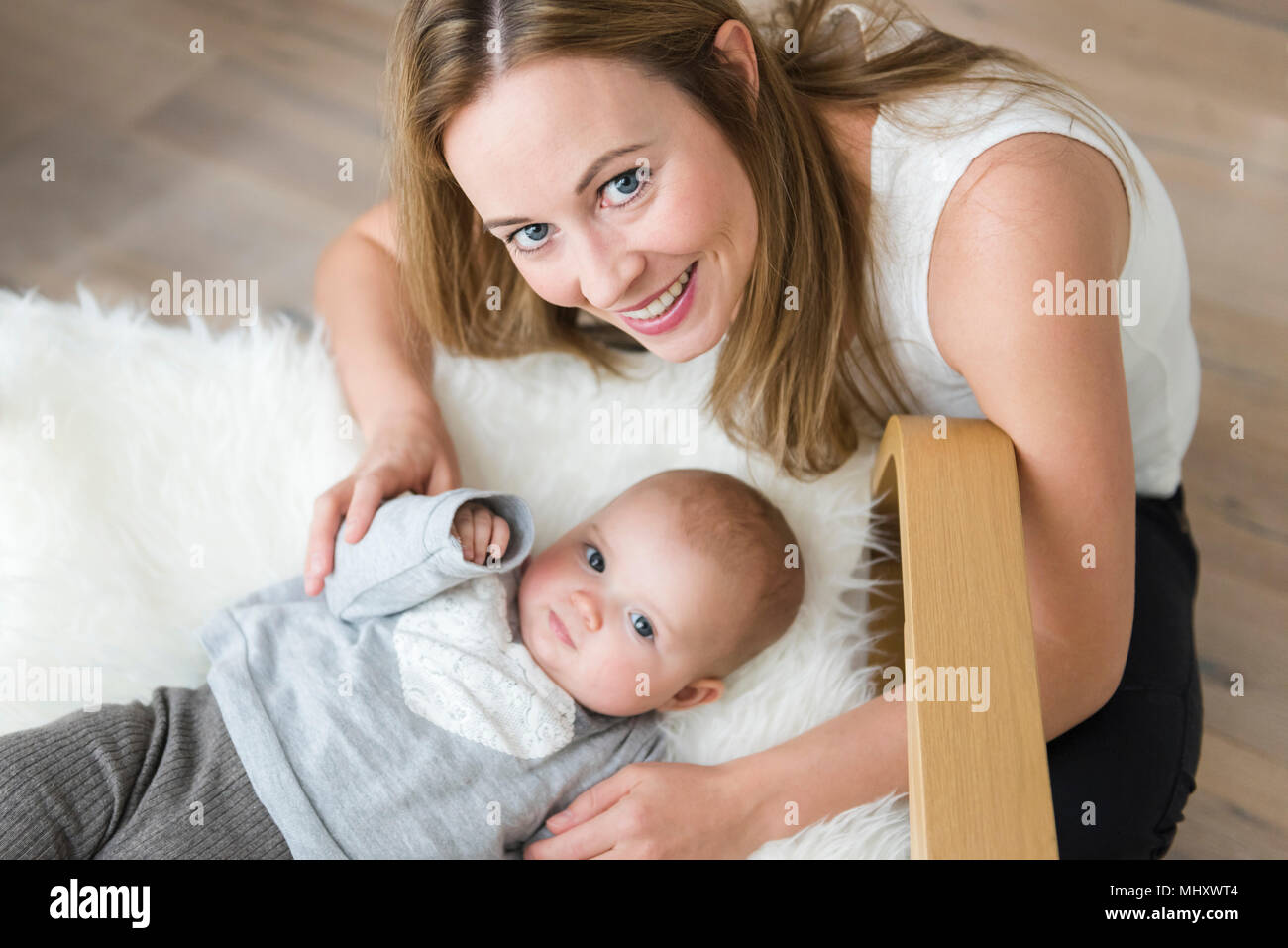 Mère avec bébé on chair Banque D'Images