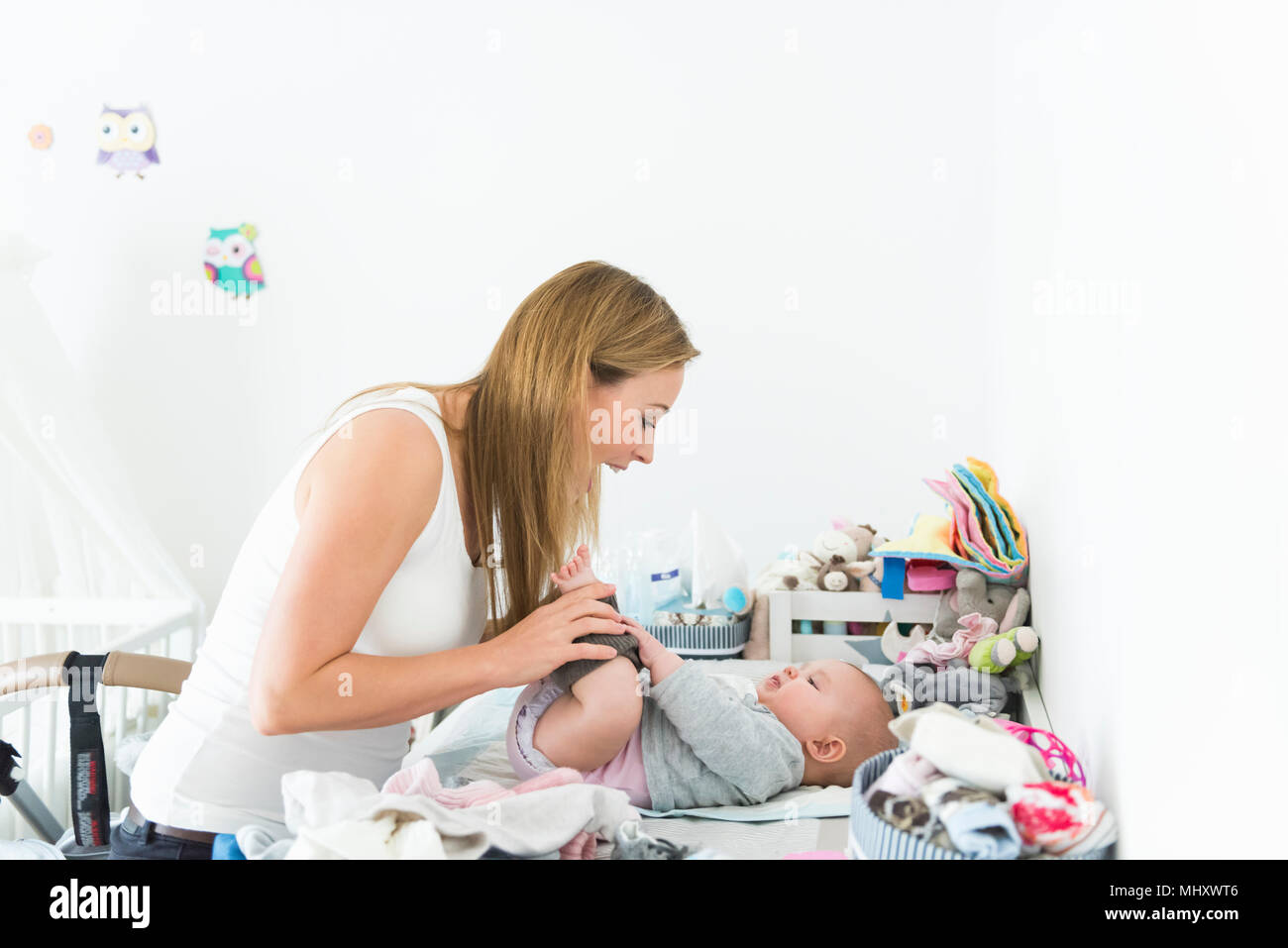 Mere Jouer Avec Bebe Sur Une Table A Langer Photo Stock Alamy Mere Jouer Avec Bebe Sur Une Table A Langer Photo Stock Alamy