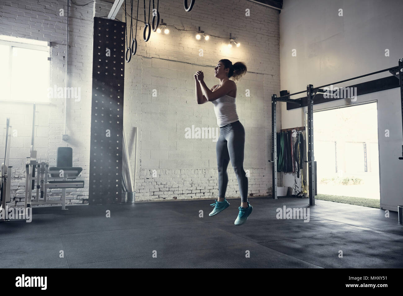 Femme dans l'air in gym Banque D'Images