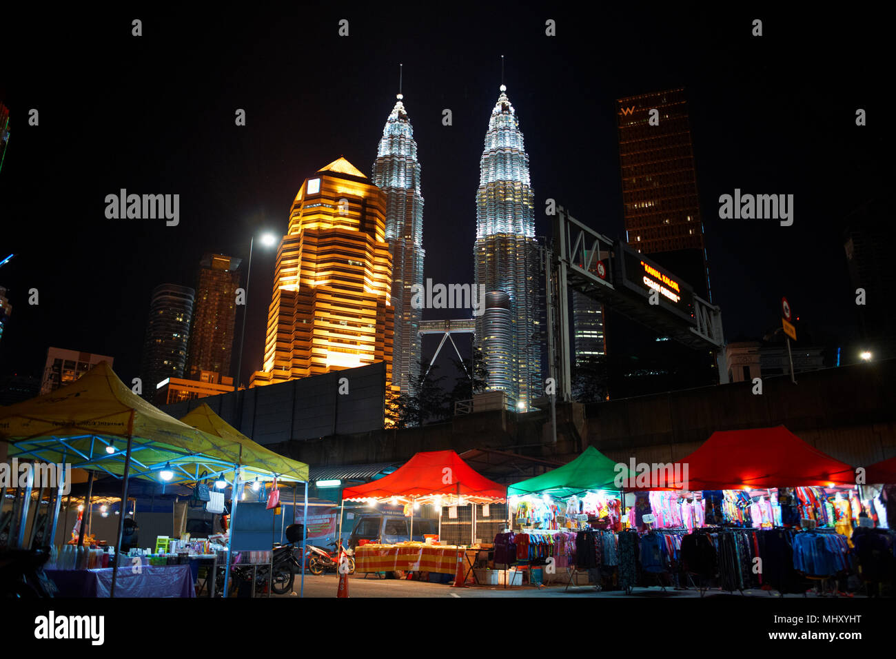 Kampung baru marché par petronas towers illuminé la nuit, Kuala Lumpur, Malaisie Banque D'Images