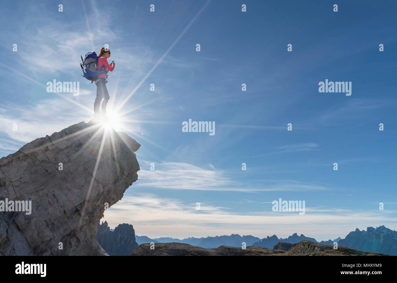 Hiker enjoying view, Dolomites près de Cortina d'Ampezzo, Veneto, Italie Banque D'Images