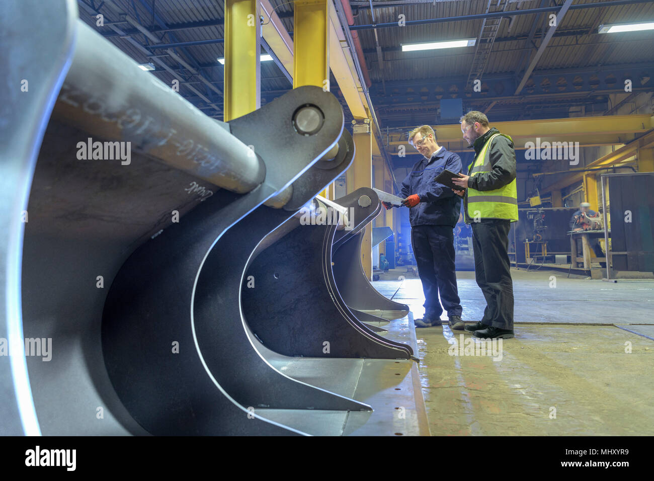 Travailleur et en partie à l'inspection gestionnaire de produit fini dans l'usine d'ingénierie Banque D'Images