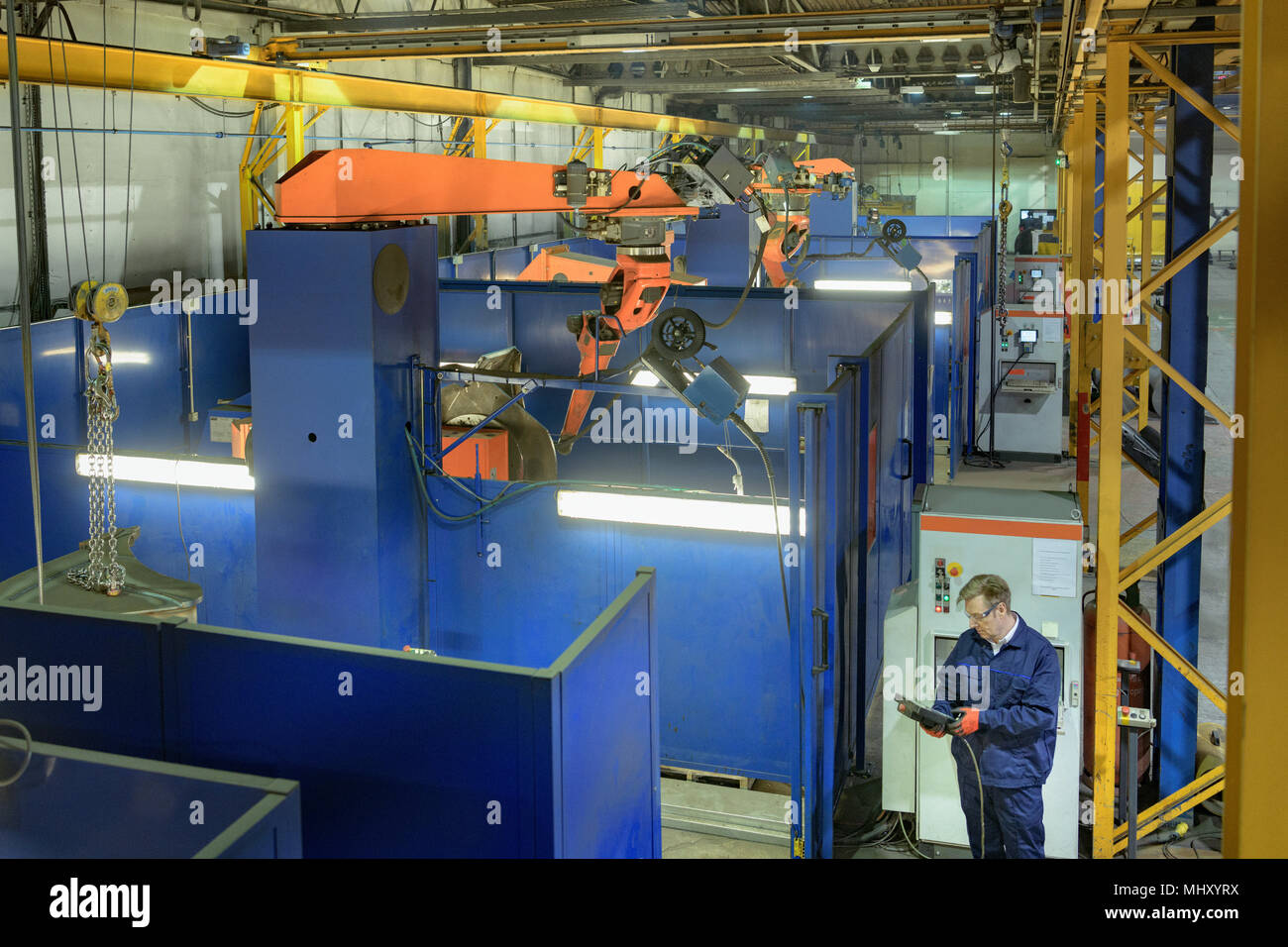 High angle view of robot soudeur en usine d'ingénierie Banque D'Images