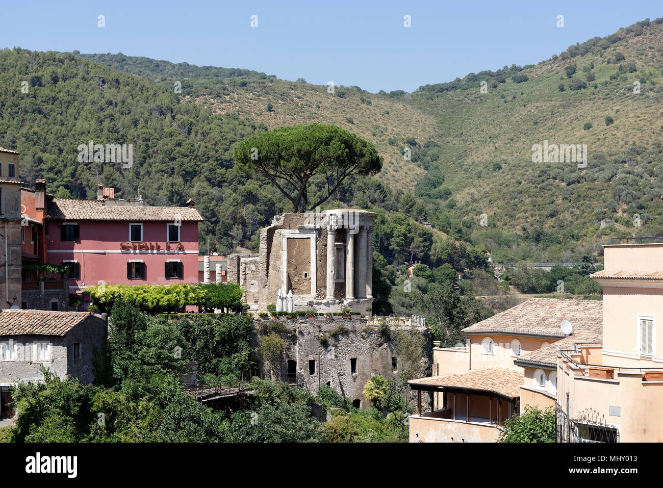 Le Temple de Vesta Romaine avec vue sur le parc de la Villa Gregoriana et vallée de l'Aniene. Parco Villa Gregoriana. Tivoli. L'Italie. Inspiré par l'ancienne Banque D'Images