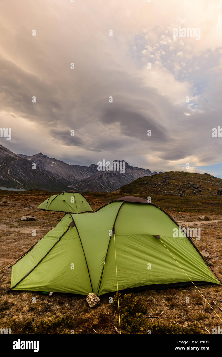 Tentes campèrent dans le Fjord Tasermiut, Narsaq, Vestgronland, Groenland Banque D'Images