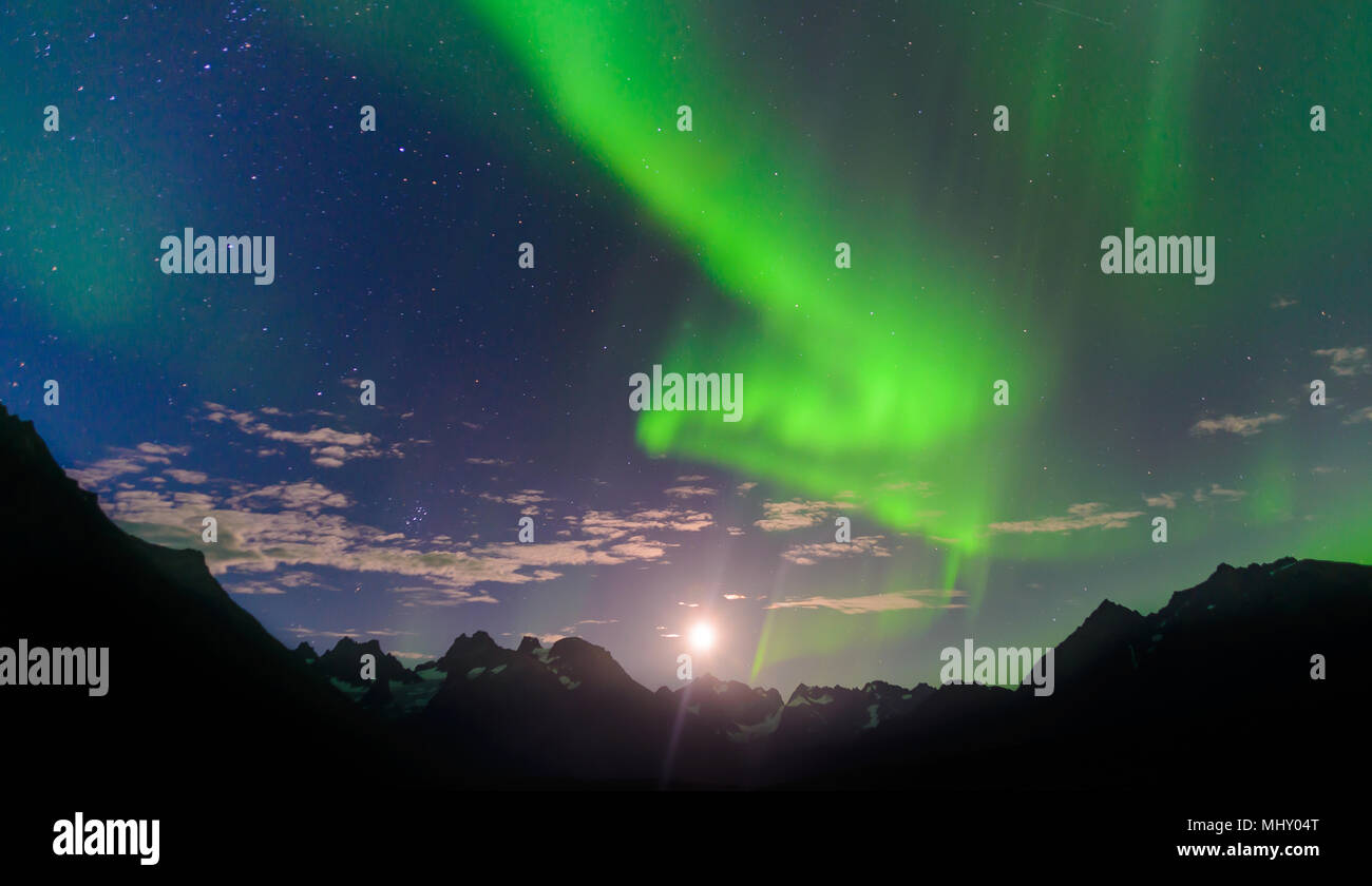 Paysage De Montagne Et D Aurore Boreale La Nuit Narsaq Vestgronland Sud Du Groenland Photo Stock Alamy