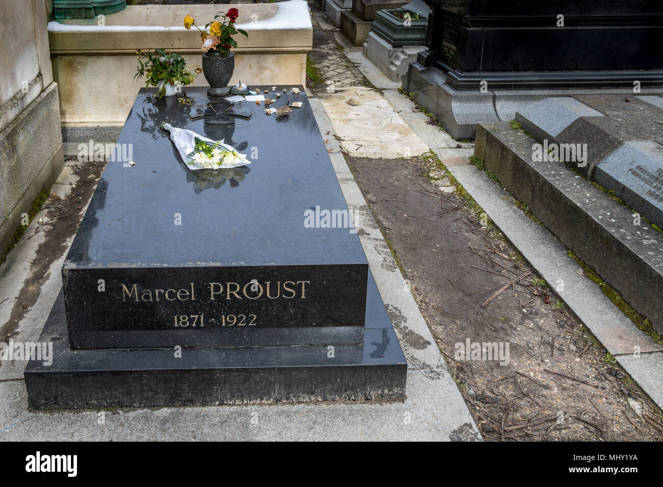 Tombe de l'écrivain français Marcel Proust au cimetière du Père Lachaise , Paris , France Banque D'Images