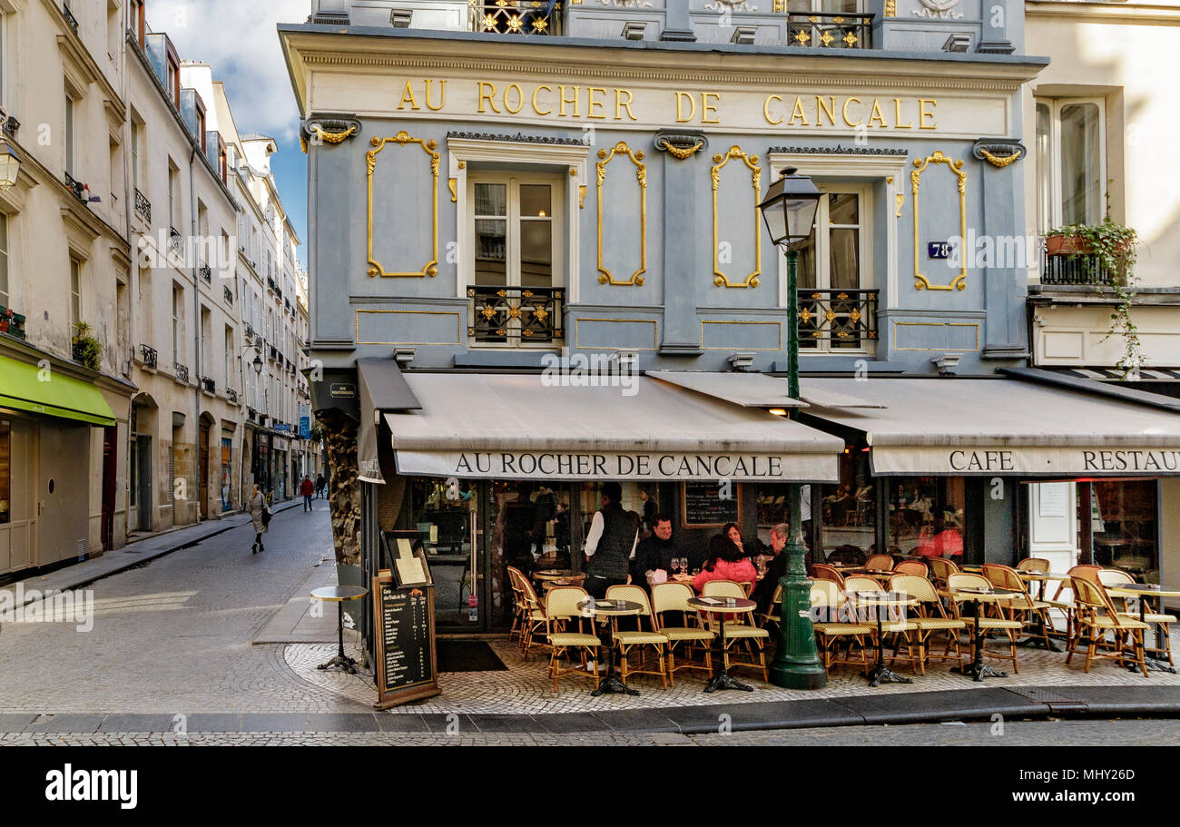 Les gens assis dehors dînent au Rocher de Cancale , un restaurant français sur la rue Montorgueil, Paris France Banque D'Images