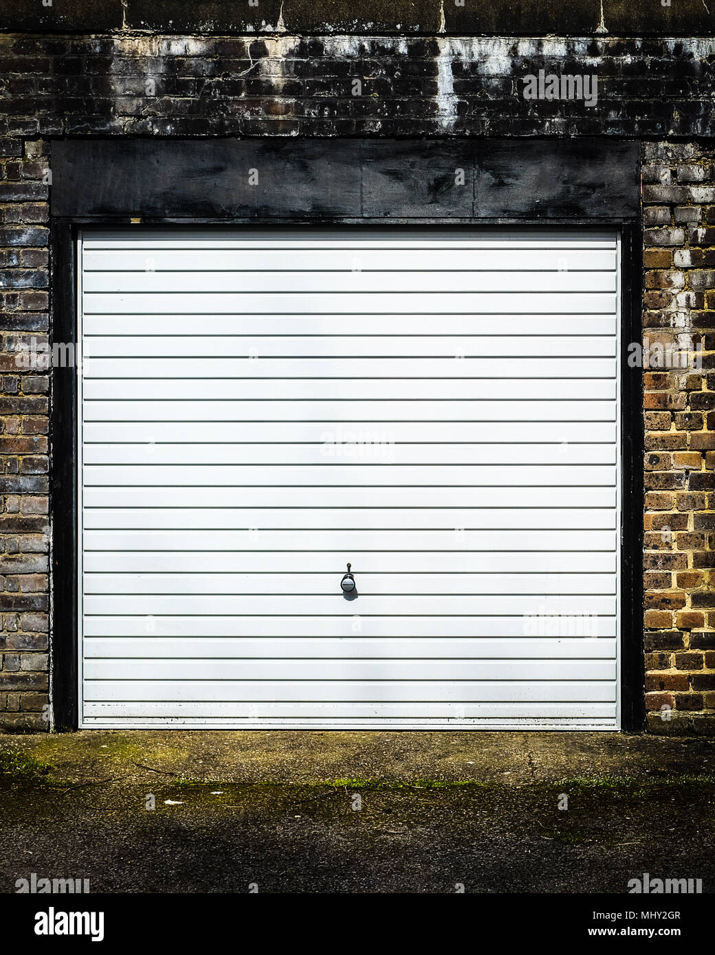 Un garage simple avec un métal haut et au-dessus de porte dans un garage résidentiel block Banque D'Images