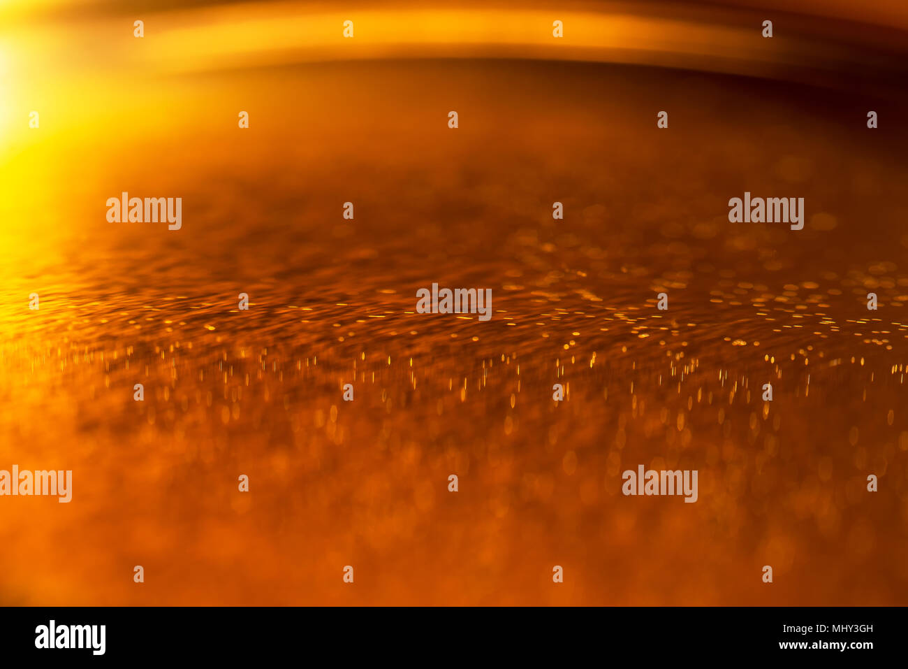 L'huile de la machine sur une surface moteur metal gear. Photo gros plan. Banque D'Images