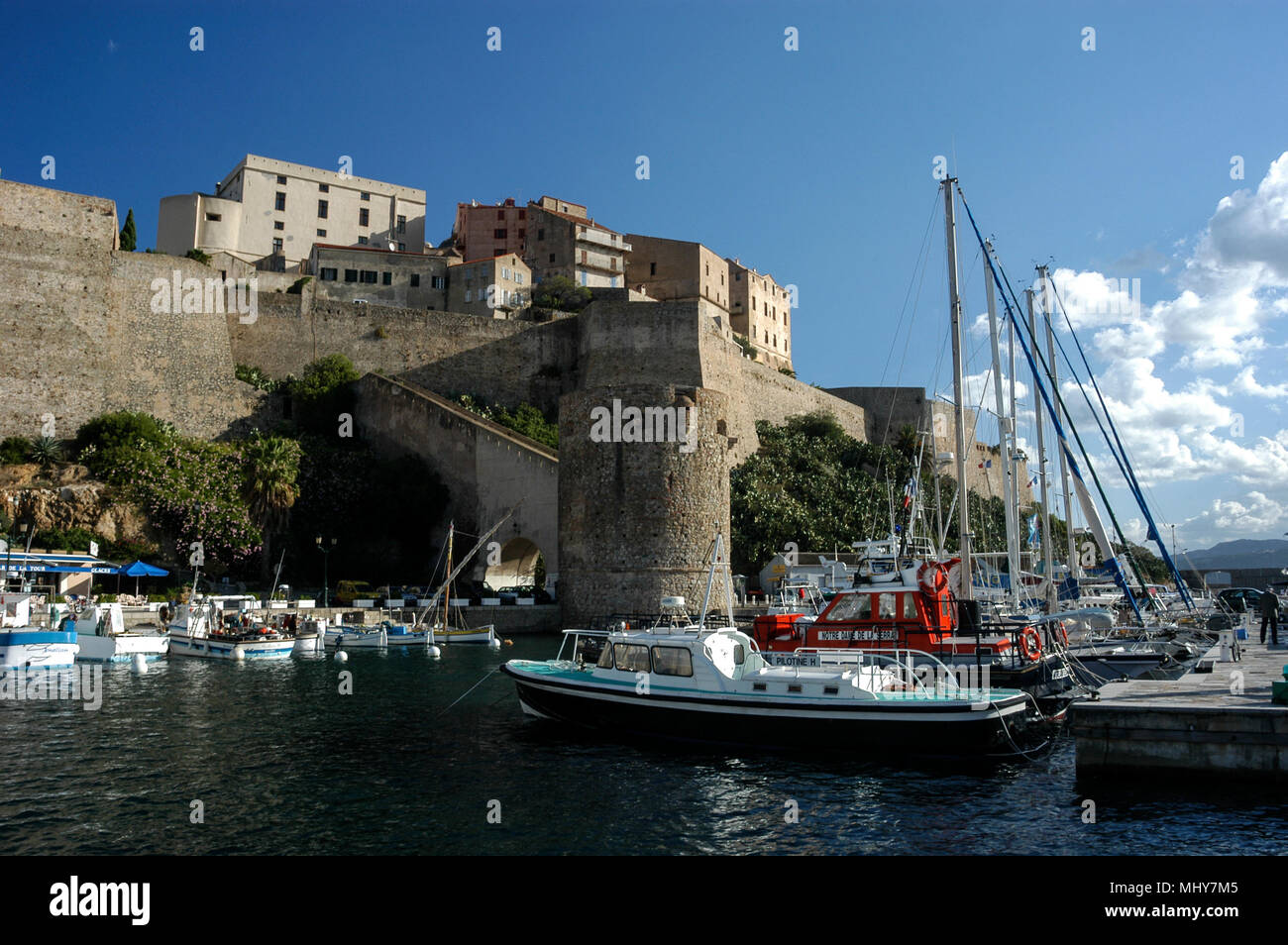 Skyline et marina de Cavi, une ville médiévale en Corse, une île française au large de la côte sud de la France dans la Méditerranée. La Corse est le lieu de naissance Banque D'Images