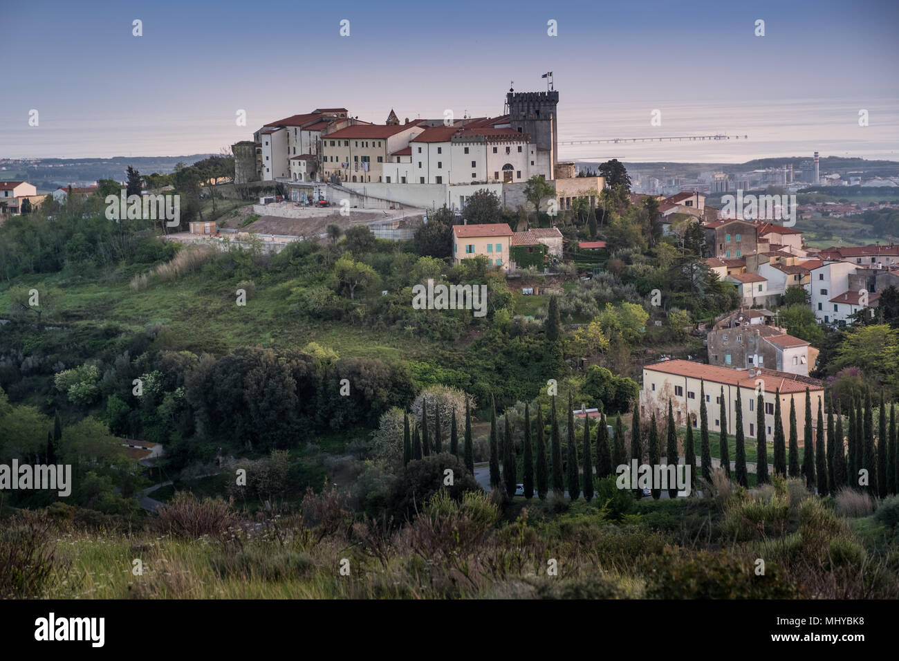 Rosignano Marittimo, Toscane - Situé dans la province de Livourne, à partir de la place avec l'église de San Ilario et le château construit en l'an 1100 Banque D'Images
