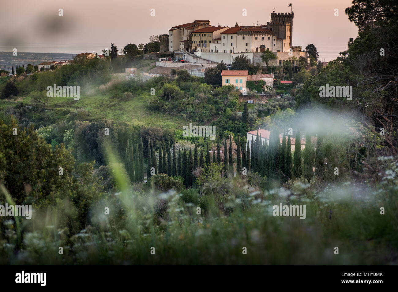 Rosignano Marittimo, Toscane - Situé dans la province de Livourne, à partir de la place avec l'église de San Ilario et le château construit en l'an 1100 Banque D'Images