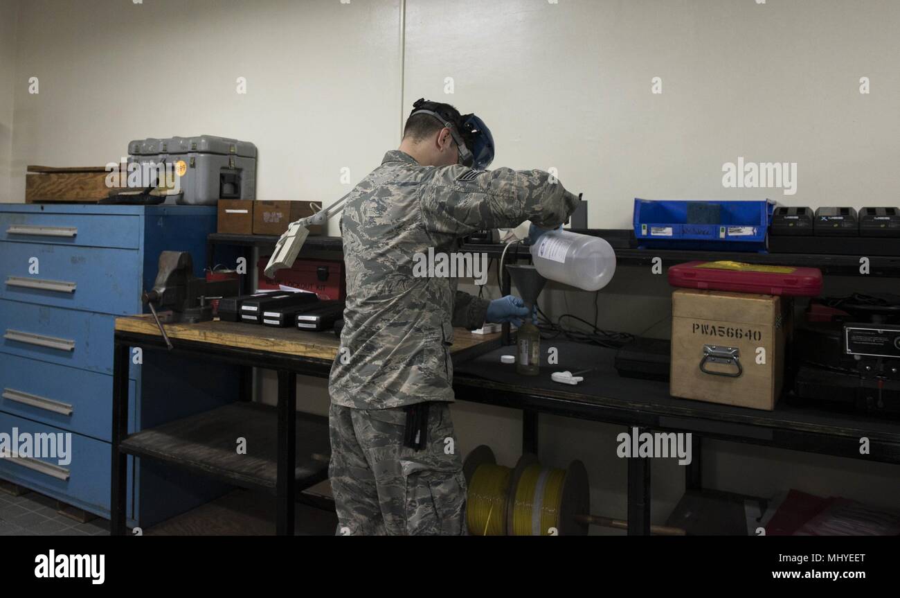 Le sergent de l'US Air Force Dustin Flores, 18e Escadron de maintenance des composants technicien de support, recharges spray bottles 2 mai 2018, à Kadena Air Base, le Japon, le 2 mai 2018. Dans le cadre de la 18e CMS, la propulsion backshop est vital dans le succès de la mission. (U.S. Photo de l'Armée de l'air par le sergent. Jessica H. Smith). () Banque D'Images