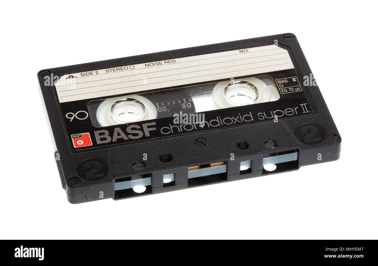 Stockholm, Suède - 15 août 2015 : Un chromedioxide cassette noir bande audio magnétique BASF C90 isolé sur blanc. Banque D'Images