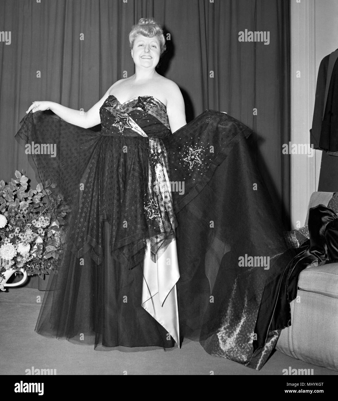 L'actrice de vaudeville Tessie O'Shea modèles une robe qu'elle prendra en tournée en Afrique du Sud. Banque D'Images