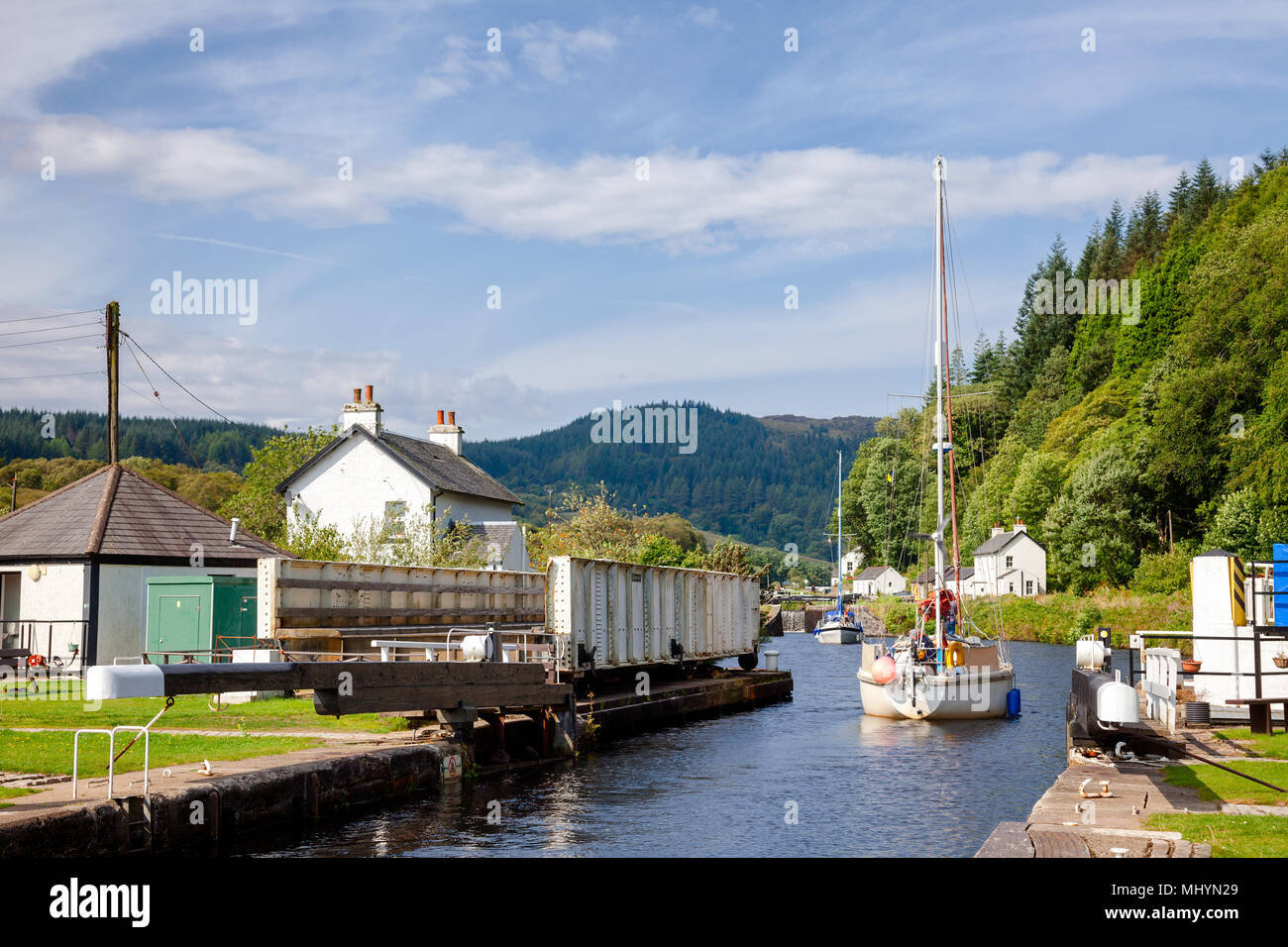 Voilier passe par le pont tournant Cairnbaan ouvert et verrouillé à Crinan Canal entre Crinan et Ardrishaig à péninsule de Kintyre, Argyll et Bute, Écosse Banque D'Images