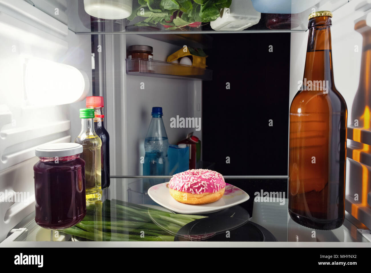 Un beigne à l'intérieur d'un réfrigérateur Banque D'Images