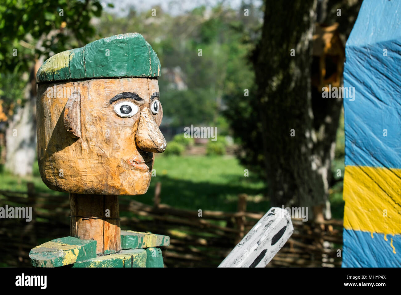 Soldat en bois dans un béret vert. Garde-frontière en bois Banque D'Images