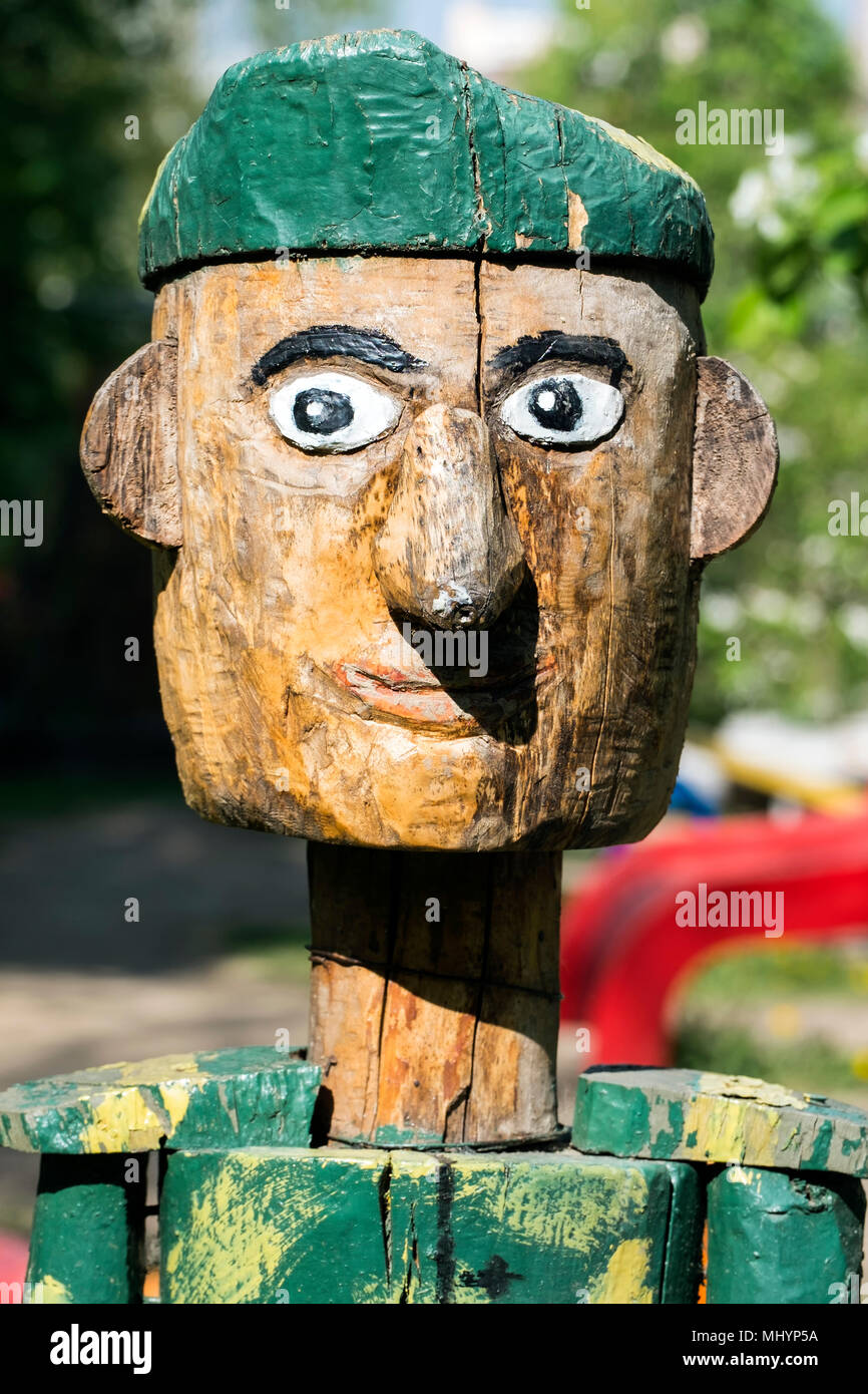 Soldat en bois dans un béret vert. Garde-frontière en bois Banque D'Images