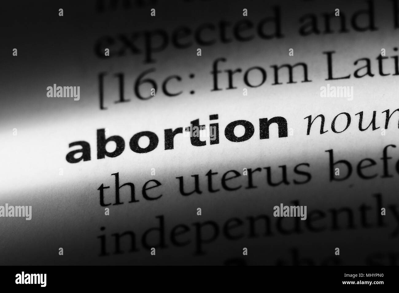 L'avortement mot dans un dictionnaire. L'avortement concept. Banque D'Images