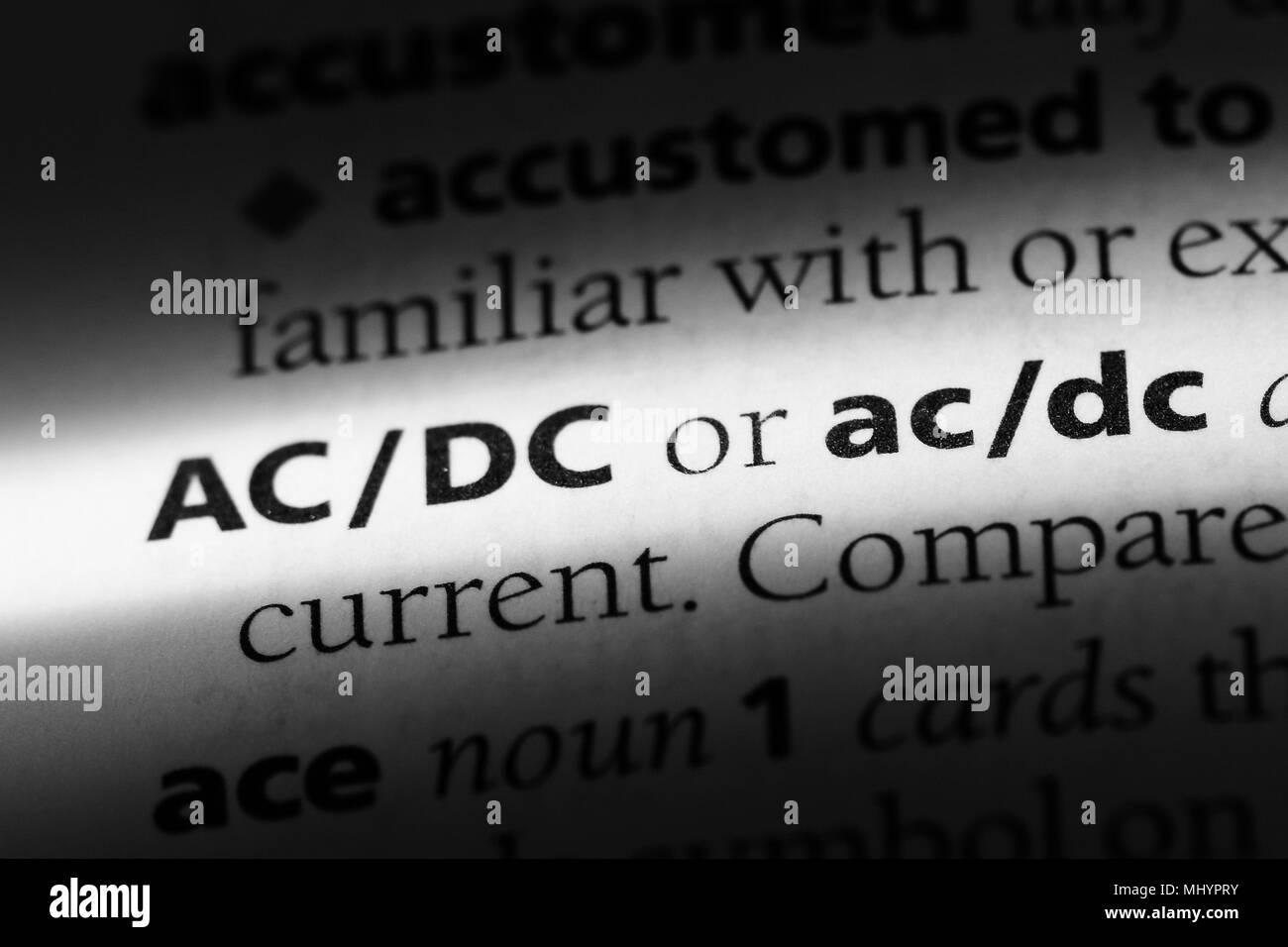 AC:DC mot dans un dictionnaire. AC:DC concept. Banque D'Images