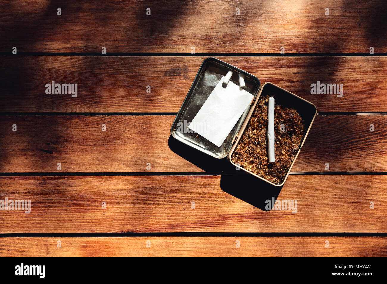 La cigarette roule, du papier, des filtres et du tabac dans une jolie  bote sur un fond de table en bois Photo Stock - Alamy