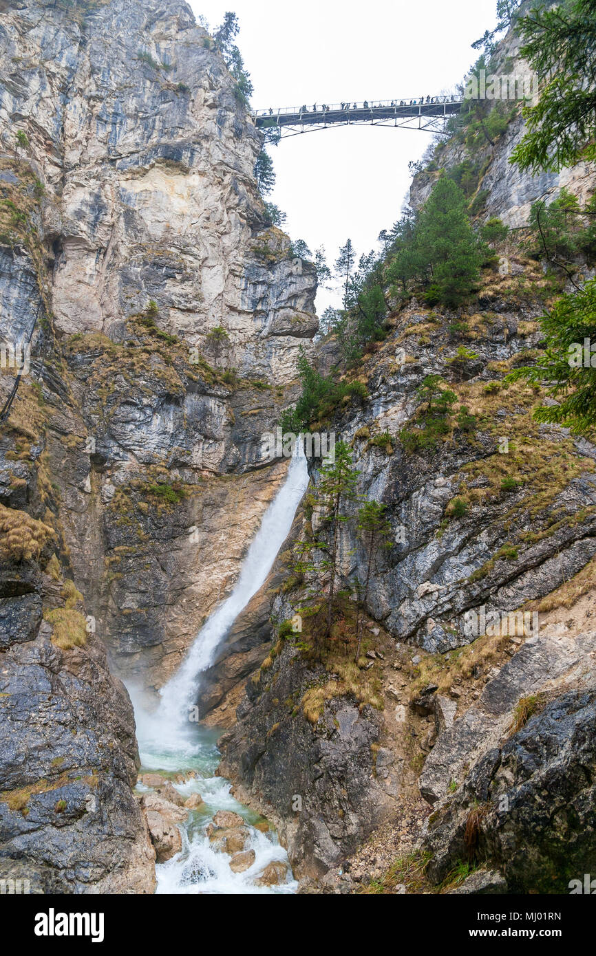 Vue sur le pont Marienbrücke (Mary) plus de cascade de Neuschwanstein, en Allemagne, en Bavière Banque D'Images