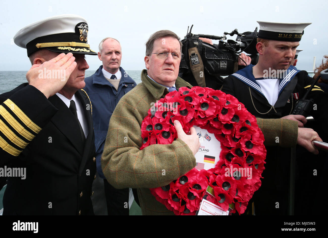 De 0001 SOUS EMBARGO VENDREDI 4 MAI Lord George Robertson est titulaire d'une couronne avant de le jeter dans la mer près de l'épave du SS qui sombra en 1918 Tuscania au large de la côte d'Islay. Banque D'Images