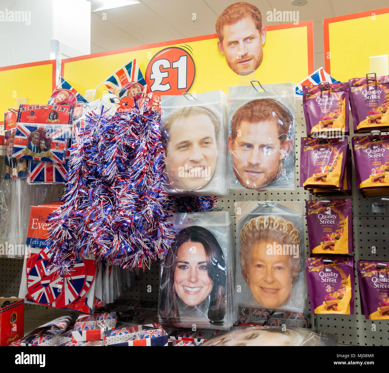 Mariage Royal bunting dans Poundland store uk. Banque D'Images