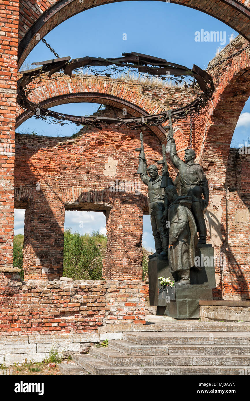 SHLISSELBURG, RUSSIE - août 02, 2014 : Monument aux défenseurs héroïques de forteresse Oreshek en ruines de cathédrale Banque D'Images