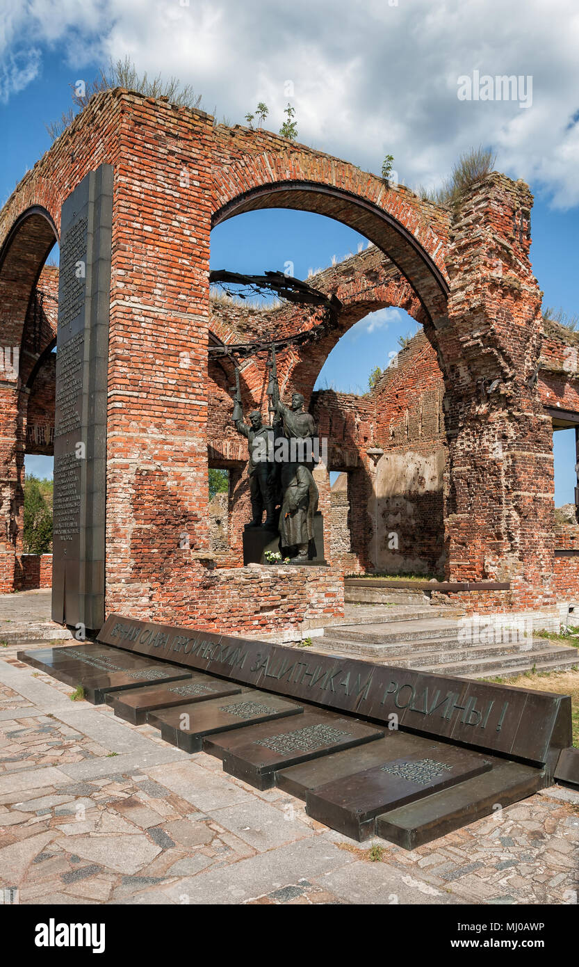 SHLISSELBURG, RUSSIE - août 02, 2014 : Monument aux défenseurs héroïques de forteresse de Oreshek en ruines de la cathédrale. Inscription sur la plaque 'Eternal glor Banque D'Images