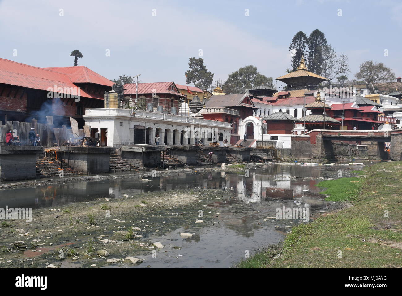 Katmandou, Népal - Mars 22, 2018 : l'intérieur de la rivière Bagmati au temple de Pashupatinath Banque D'Images