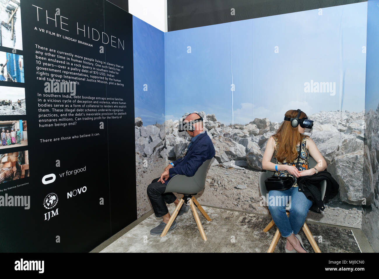 Les visiteurs au Festival du film de Tribeca Arcade virtuelle je regarde "The Hidden", qui raconte l'histoire d'une famille à l'esclavage pendant 10 ans en Inde. Banque D'Images