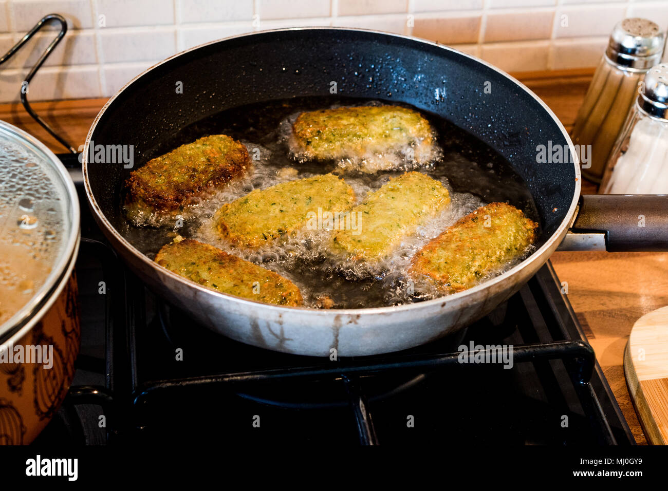 Dans une poêle à frire Falafel. La nourriture traditionnelle. Banque D'Images