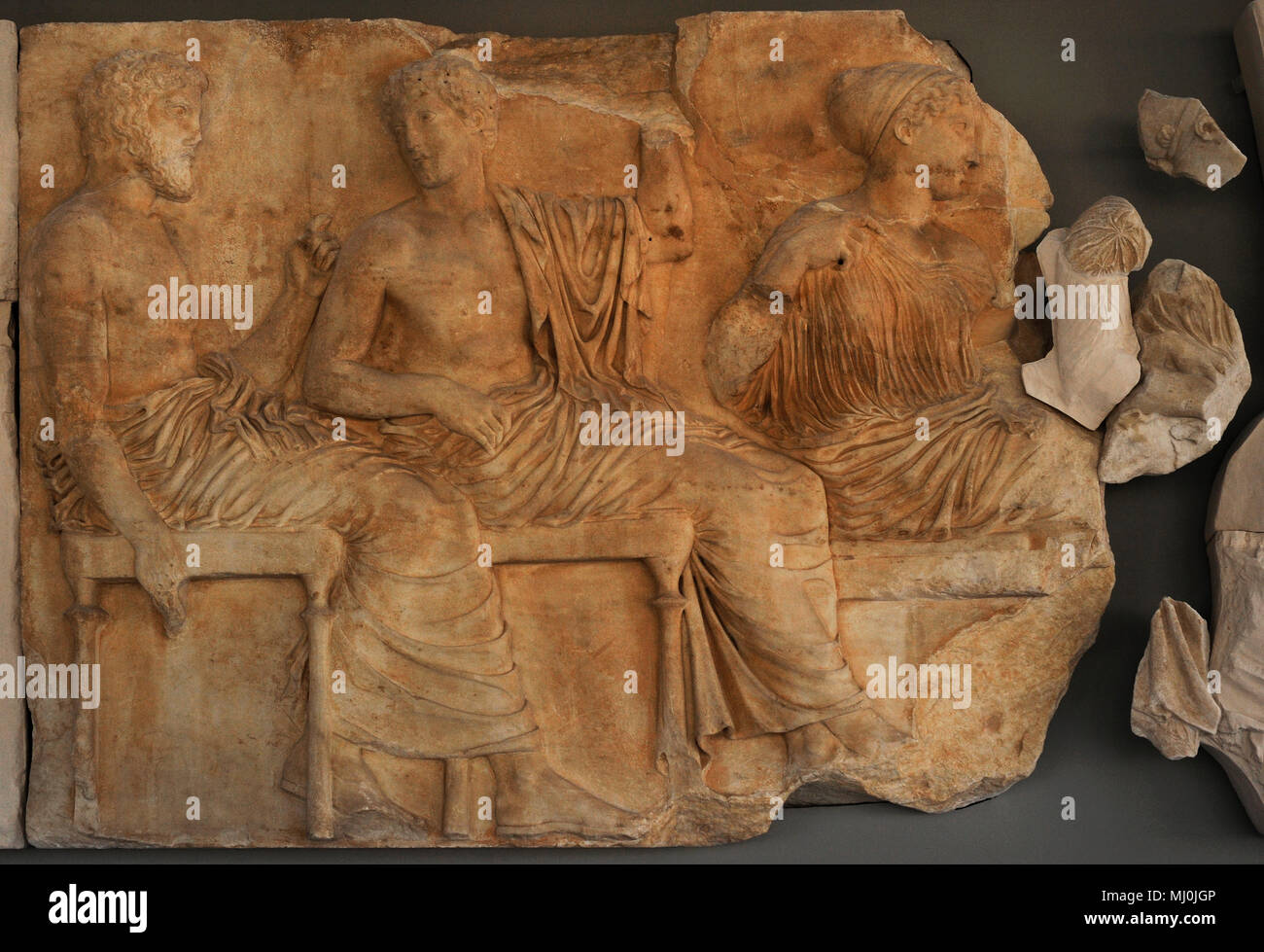 Poséidon, Apollon et Artémis à la réunion des dieux. La section de l'Est de la frise du Parthénon. 5ème siècle BC. Acropole d'Athènes. Musée de l'Acropole. Athènes. La Grèce. Banque D'Images