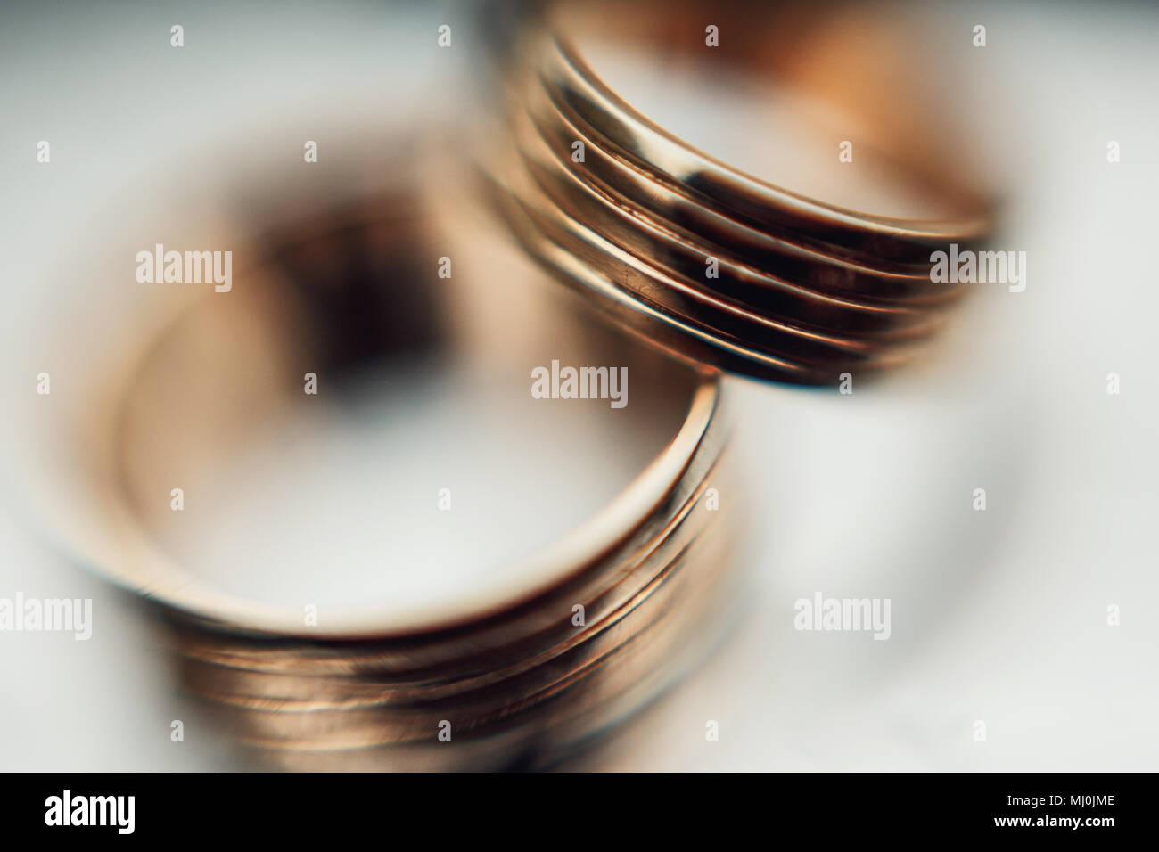 Anneaux de mariage d'or sur un fond blanc. Close up Banque D'Images