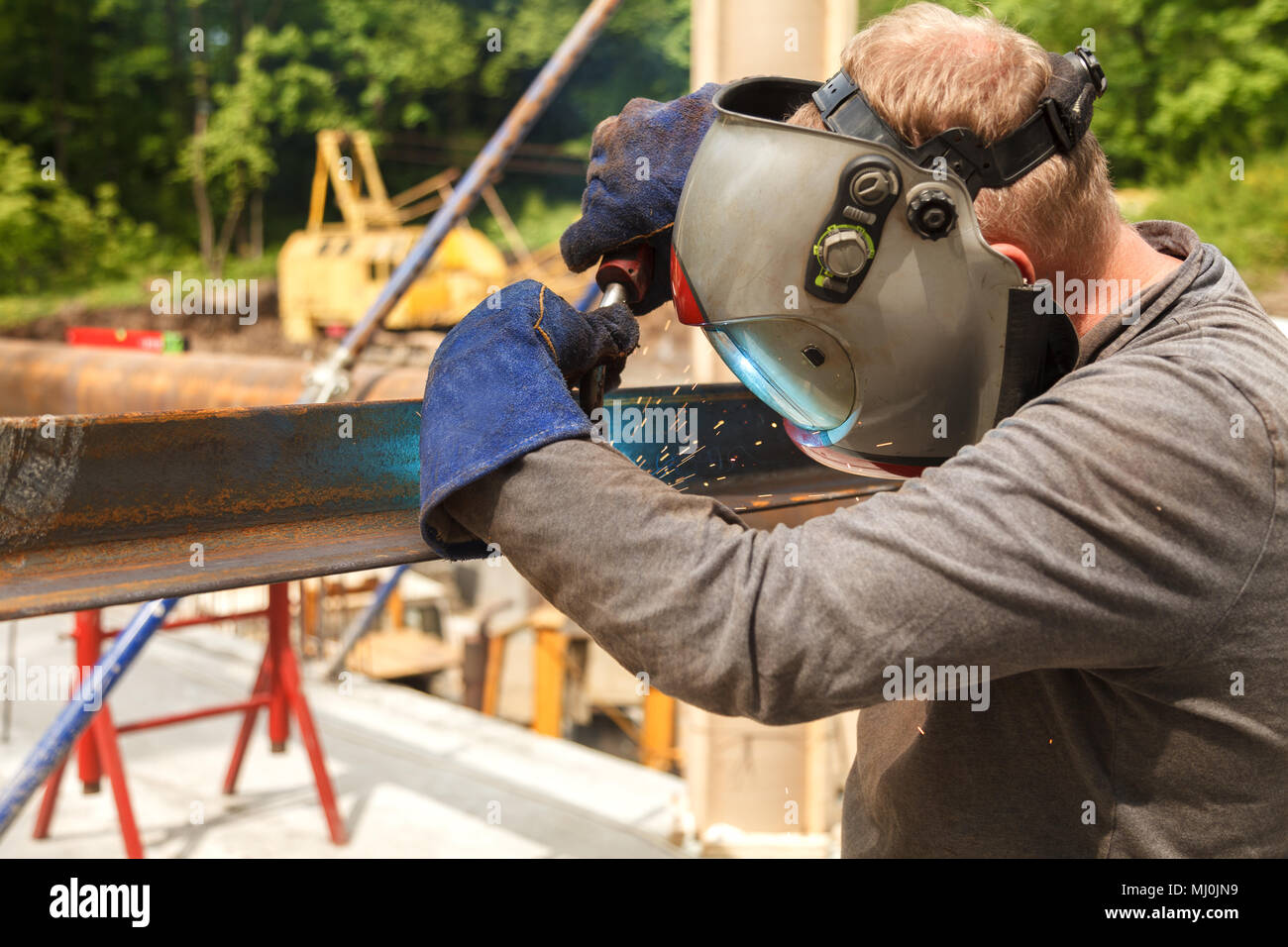 Travaux de soudure soudure soudeur, matériaux métalliques dans l'industrie lourde, fabrication de clip vidéo Banque D'Images