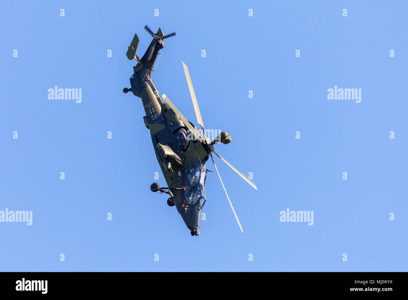 BERLIN / ALLEMAGNE - 28 avril 2018 : bimoteur militaire hélicoptère de combat Tigre, d'Airbus Helicopters vole à l'aéroport de Berlin Schoenefeld /. Banque D'Images