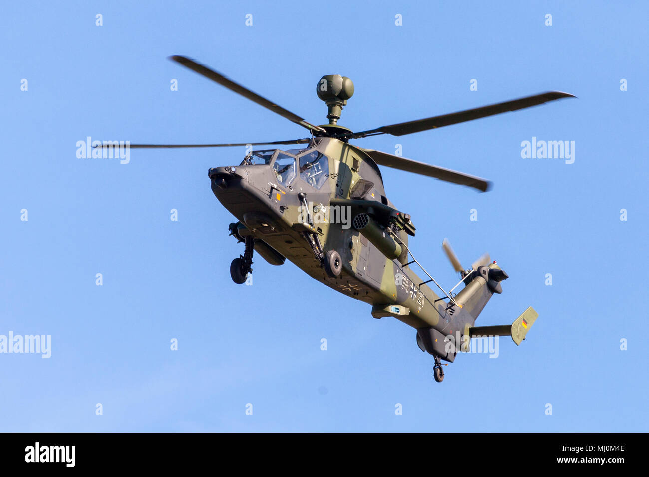 BERLIN / ALLEMAGNE - 28 avril 2018 : bimoteur militaire hélicoptère de combat Tigre, d'Airbus Helicopters vole à l'aéroport de Berlin Schoenefeld /. Banque D'Images