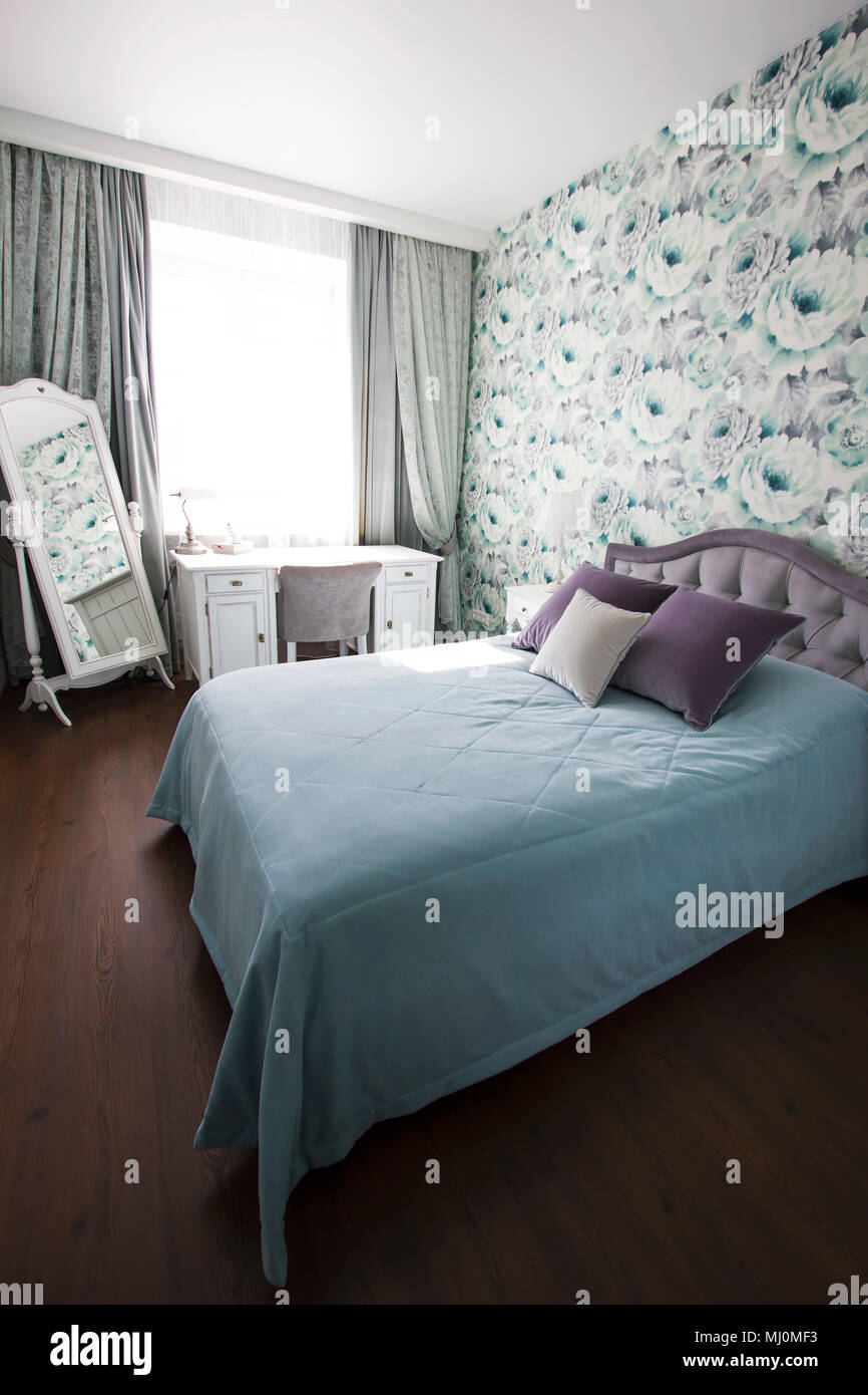 En Provence chambre à coucher dans le style et les couleurs bleu lilas  lumineux intérieur moderne Photo Stock - Alamy