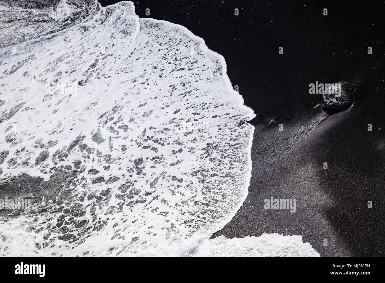 Vague sur la plage de sable noir du sud de l'Islande Banque D'Images