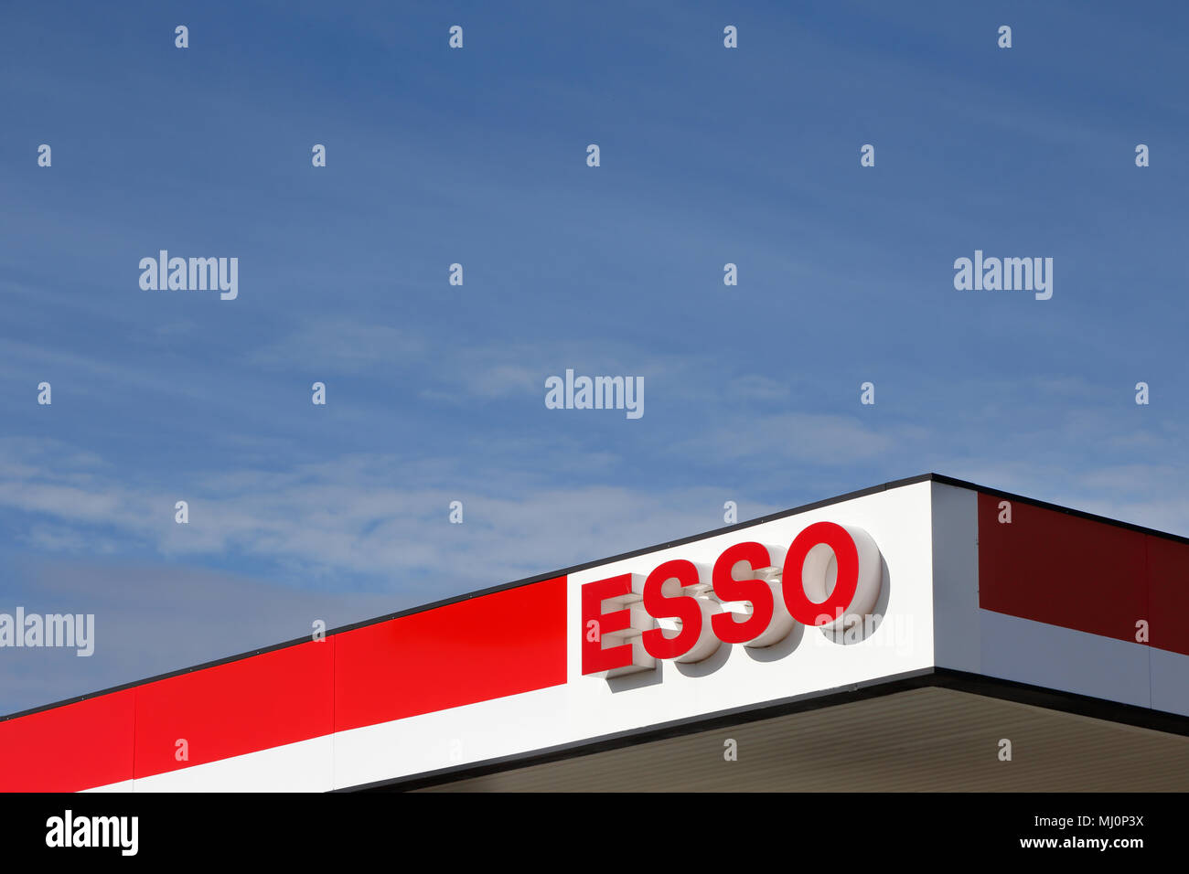 Détail du toit d'une station service Esso. Banque D'Images