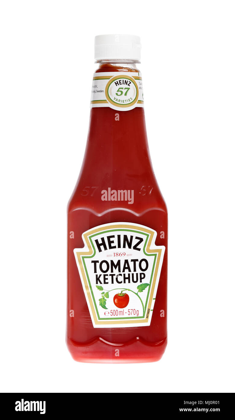 Une bouteille en plastique remplie avec 570 g de ketchup Heinz, isolé sur fond blanc. Banque D'Images