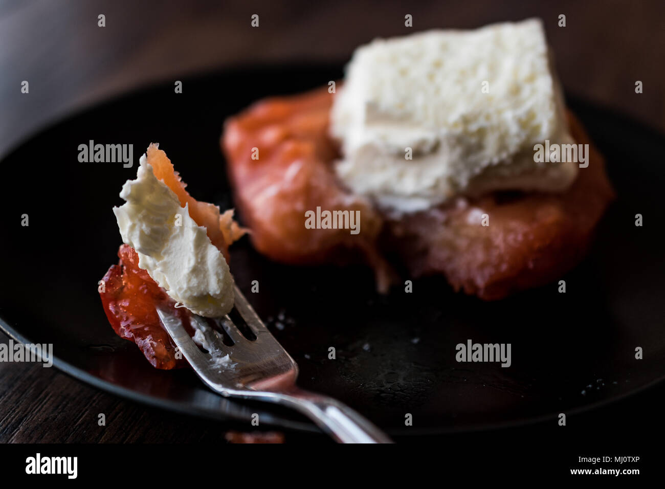 Avya tatlisi est un dessert de la cuisine turque qui est fait avec le coing Banque D'Images