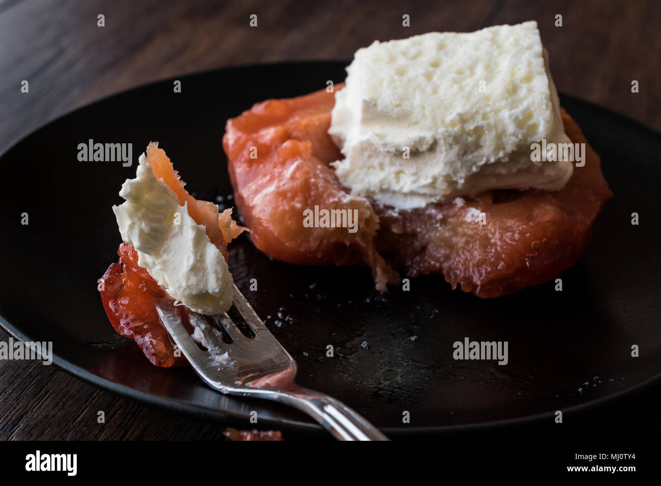 Avya tatlisi est un dessert de la cuisine turque qui est fait avec le coing Banque D'Images