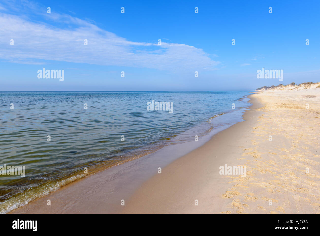 Les vagues de la mer et de la plage de sable fin de journée ensoleillée. Mer Baltique, Pologne Banque D'Images