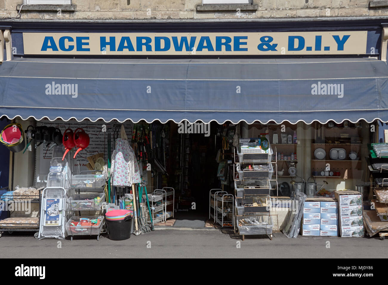 Retro / traditionnel style hardware store sur la high street, Cheltenham, Gloucestershire Banque D'Images