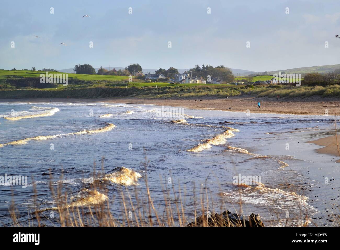 Une petite ville de l'autre côté de la baie en Irlande Banque D'Images