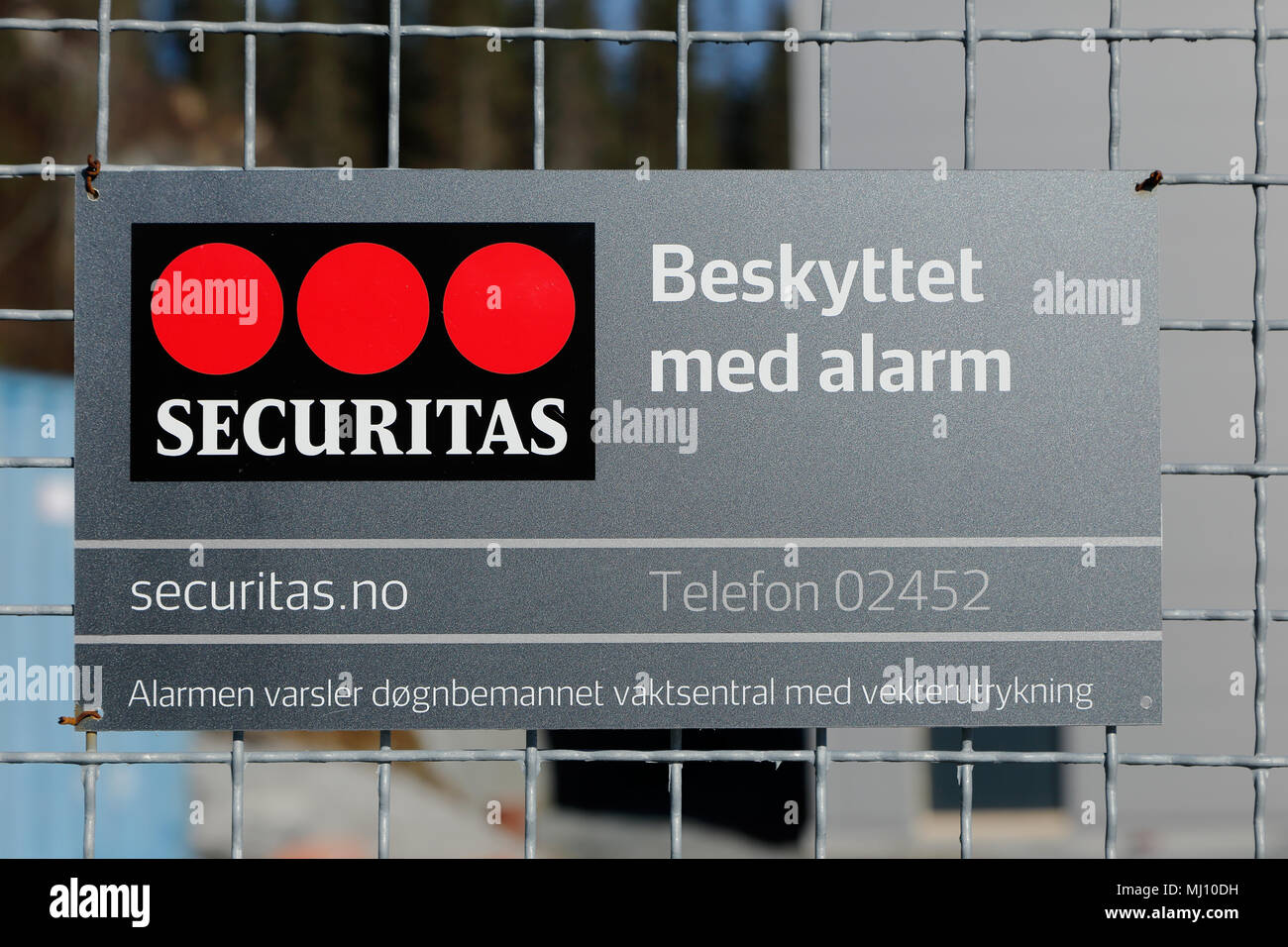 Securitas est une entreprise de sécurité qu'avec ce signe annonce qu'ils protègent la zone située à l'intérieur de la clôture. Dans ce cas, la Norvège. Banque D'Images